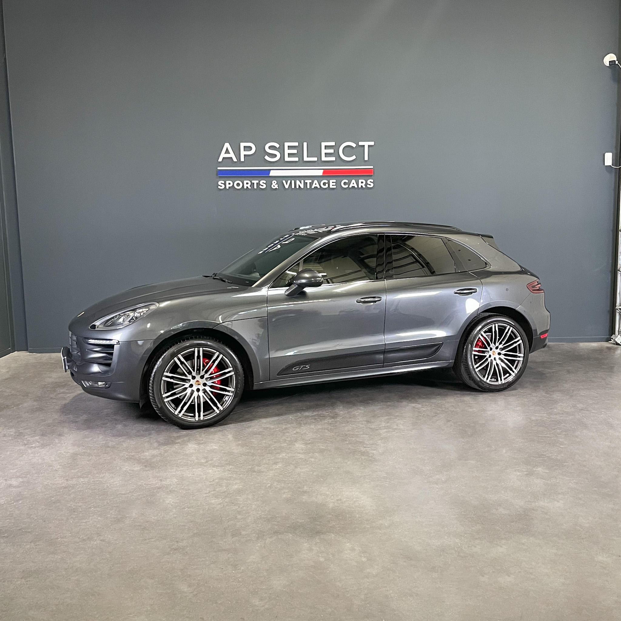 Photographie d'une Porsche Macan GTS 360 PDK vue de trois quarts face dans les locaux d'AP SELECT